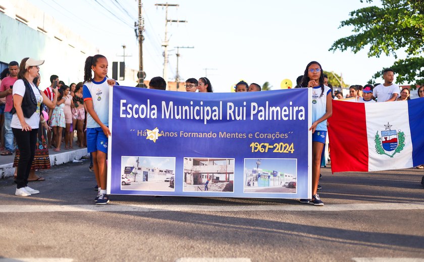 Escola Municipal Rui Palmeira reúne cerca de 800 pessoas em desfile