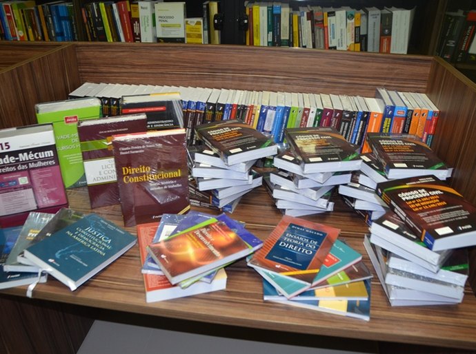Biblioteca e Sala de Estudos da OAB/AL recebe novos livros da Editora Fórum