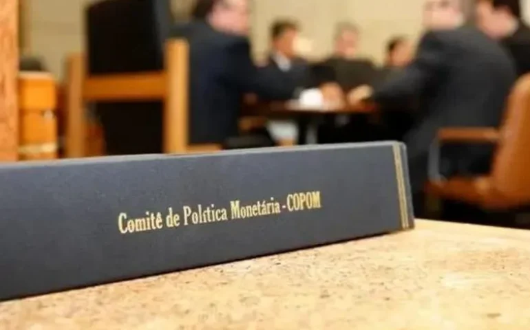 Copom avalia que próximos cortes da Selic podem considerar impacto de conflito no Oriente Médio