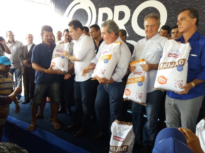 Pequenos agricultores de Feira Grande recebem sementes do Estado