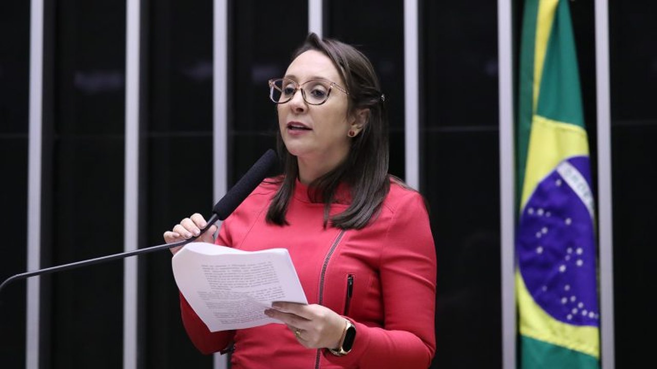 Renata Abreu é condenada pelo TRE-SP por faixa gigante que simulava outdoor em campanha