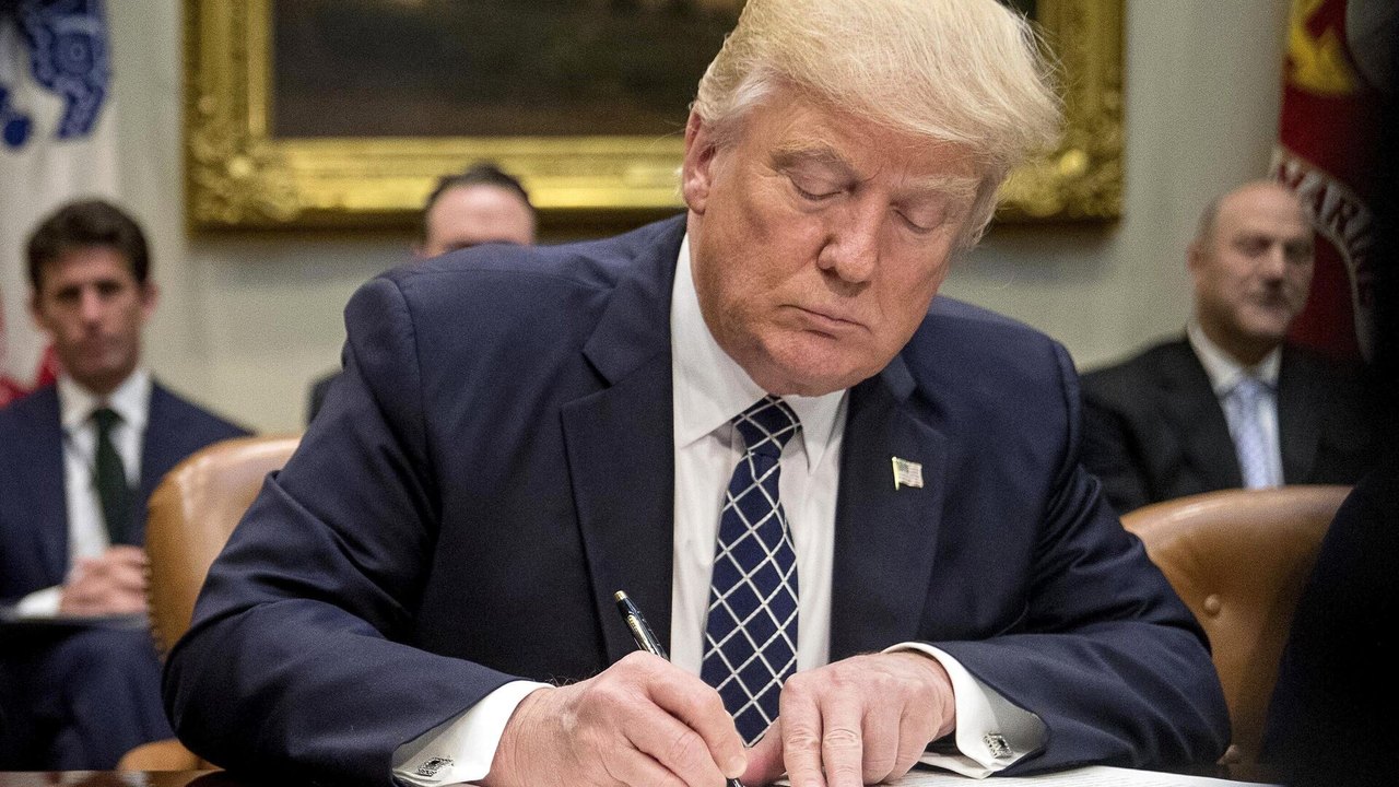 Trump assina decreto que oficializa acordo com Japão com tarifa-base de 15% e investimentos