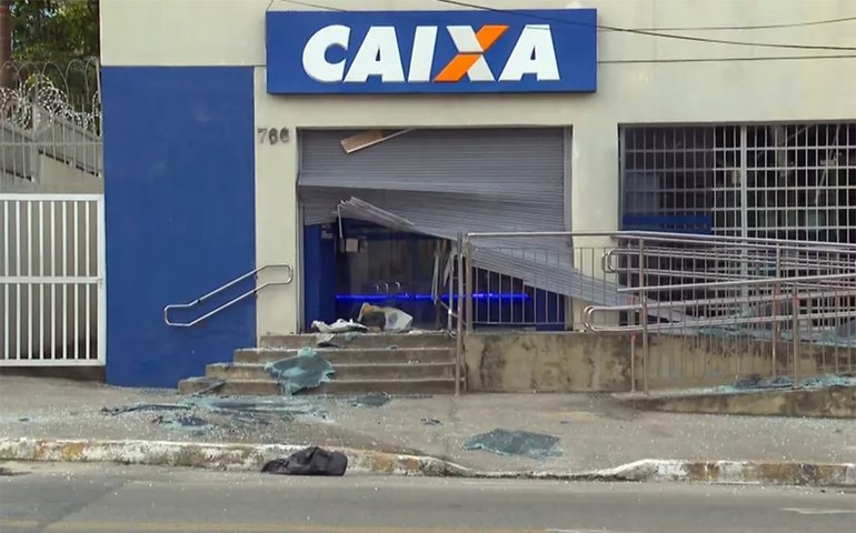 Rio: bandidos roubam armas de policiais e explodem caixas eletrônicos