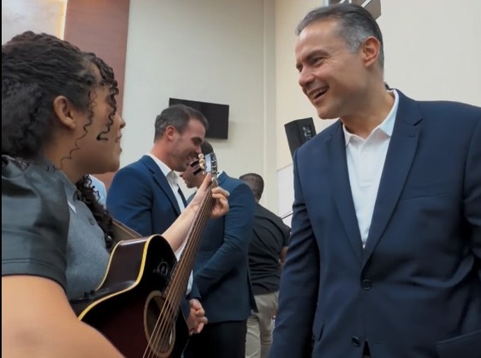 Vídeo de jovem evangélica homenageando Renan Filho viraliza nas redes