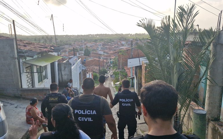 Operação da Polícia Civil prende acusado de chefiar 'disciplina' de facção que mandava matar pessoas em Rio Largo