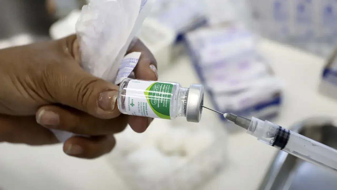 Vacina da dengue do Butantan é suspensa: entenda o que são 'efeitos adversos'