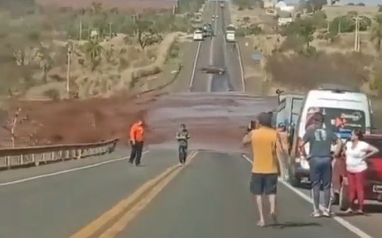 Barragem de condomínio se rompe e afeta rodovia em Mato Grosso do Sul