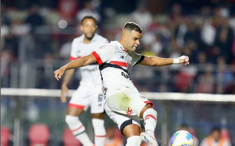 São Paulo supera Red Bull Bragantino e se aproxima dos líderes do Brasileirão