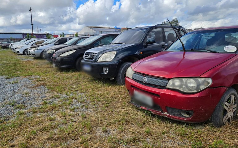 Veículos e sucatas que serão leiloados pelo DER estão disponíveis para visitação