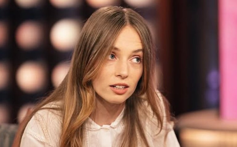 Ethan Hawke revela arrependimento por infância difícil da filha Maya Hawke