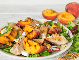 Pêssego grelhado com frango, nozes e folhas verdes: aprenda a fazer essa salada rica em proteínas para o jantar