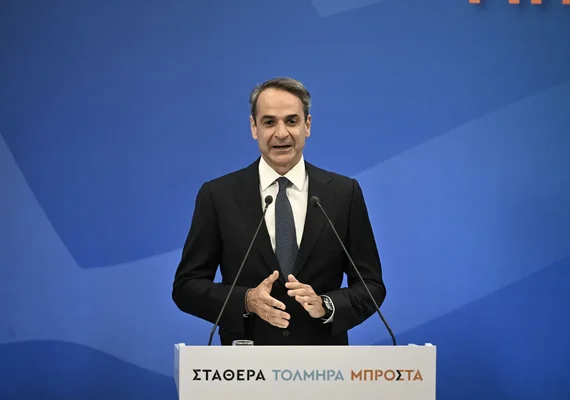 Partido conservador do premiê Mitsotakis lidera eleição com ampla margem