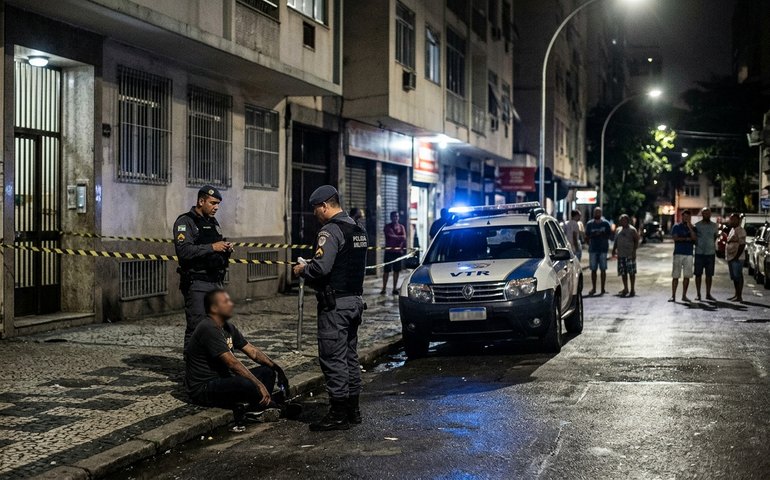 Homem é esfaqueado e fere ladrão ao reagir a assalto em Copacabana