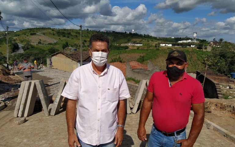 Prefeito de Branquinha acompanha andamento de obras do Minha Cidade Linda