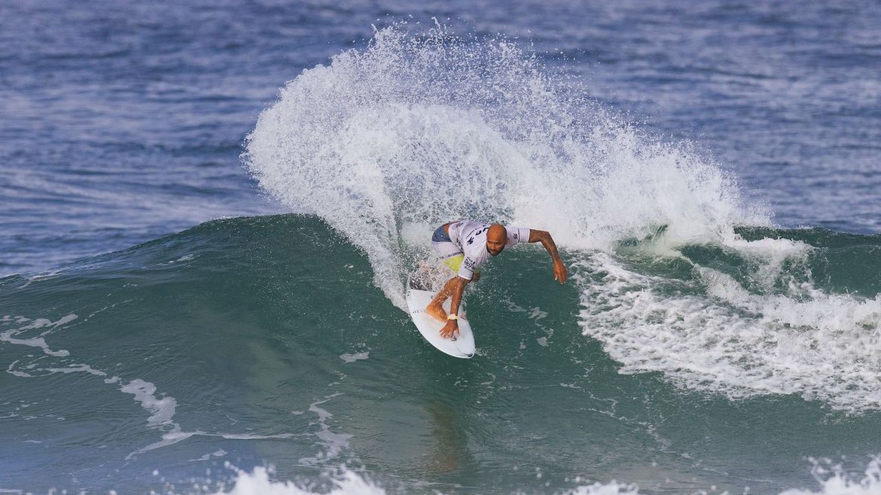 Yago Dora e Gabriel Medina avançam em Teahupoo e continuam na briga por vaga no Finals
