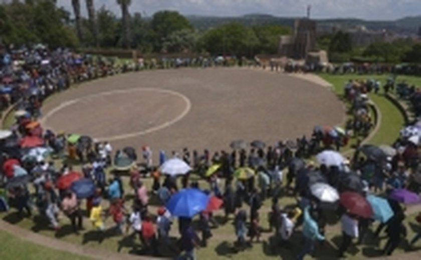 Longas filas não desanimam africanos na despedida de Mandela