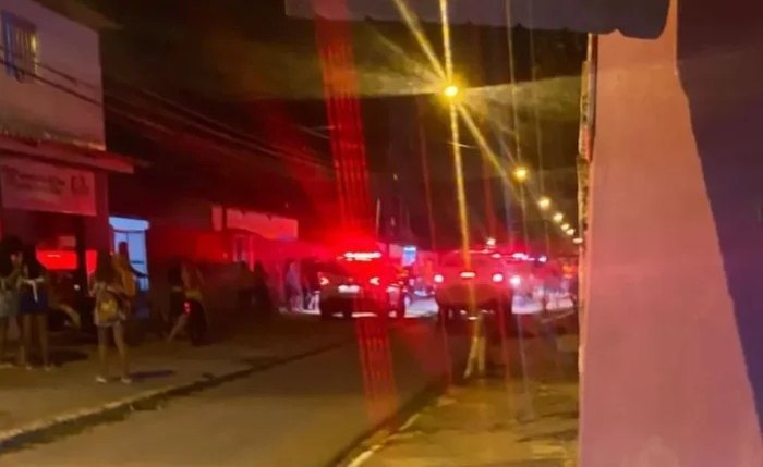 Populares  fizeram fotos da movimentação de policiais no imóvel onde a vítima morreu