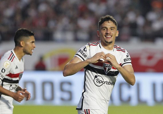 São Paulo faz 2 a 0 no Internacional e sobe para o G4 do Brasileirão
