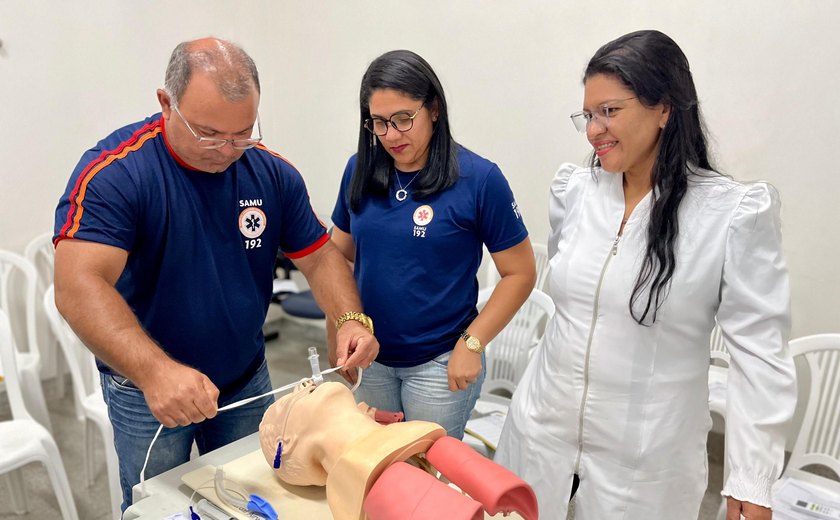 Profissionais do Hospital de Emergência do Agreste são treinados sobre o uso de máscara laríngea