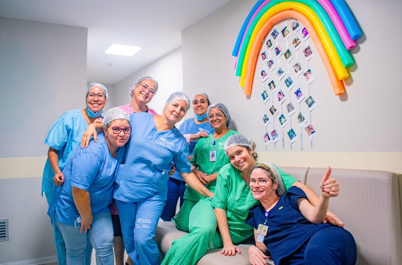 Mural com fotos da infância emociona profissionais da UTI no Hospital da Cidade em Maceió