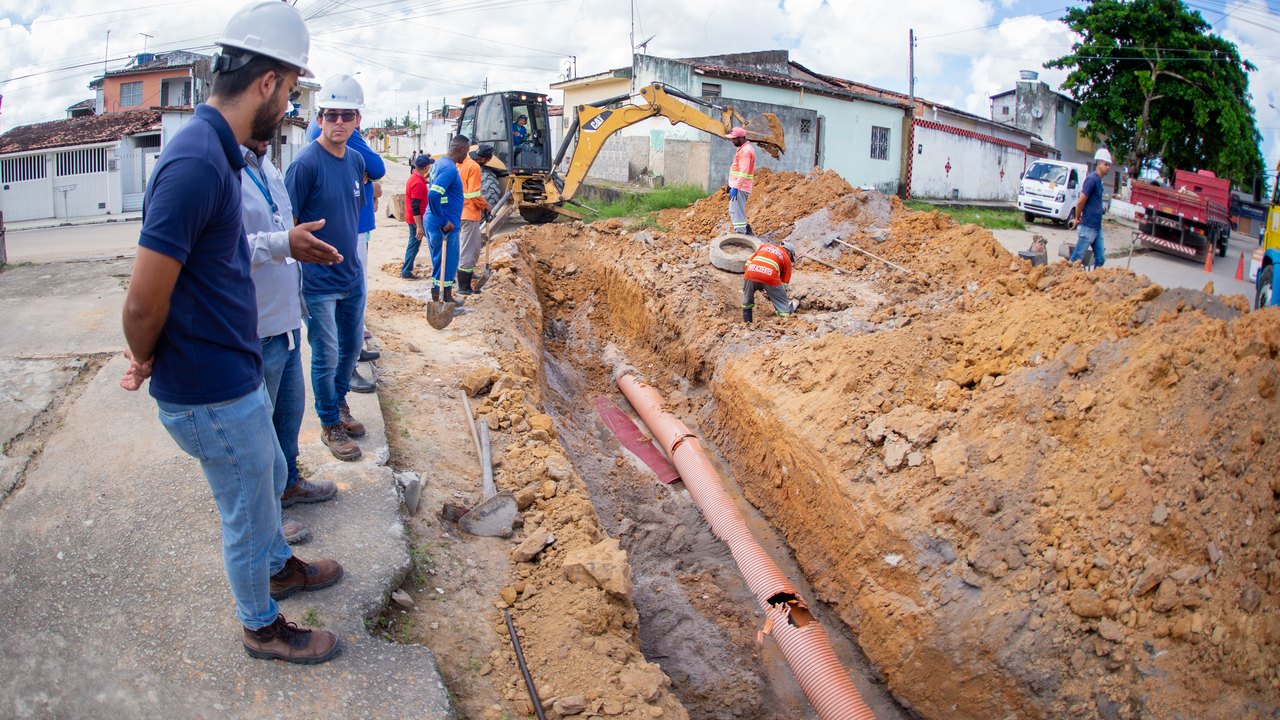 Obra de esgotamento sanitário da Sanama prejudica sistema de drenagem em via do Benedito Bentes