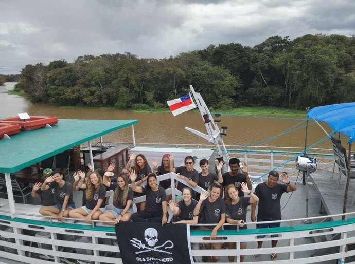 Amazônia: expedição avalia o impacto da seca extrema e poluição sobre a população de botos e tucuxis