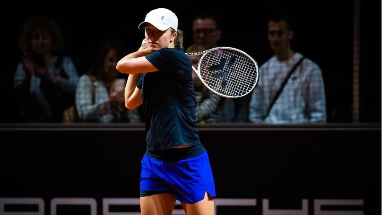 Iga bate Vondrousova na estreia no Finals e Gauff massacra Jabeur em jogo paralisado pela chuva