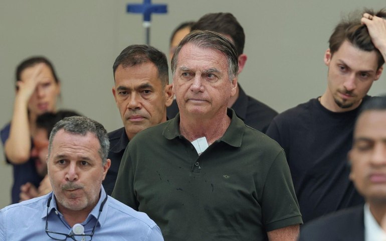 Equipe jurídica de Bolsonaro pede internação para cirurgia de hérnia
