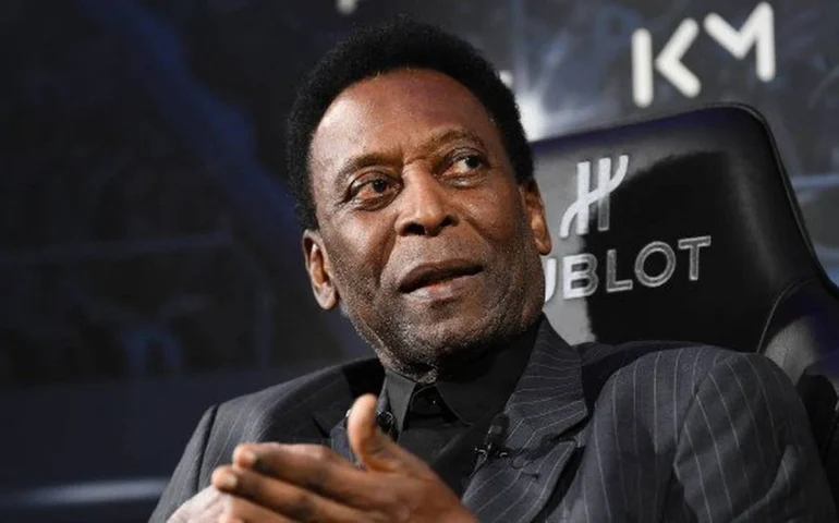 Após resultado negativo de DNA, mulher que se diz filha de Pelé pede exumação do corpo
