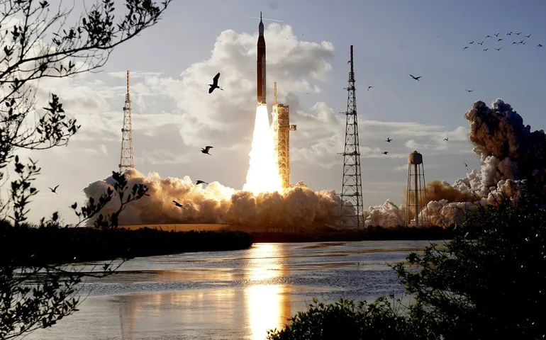 Artemis II completa volta ao redor da Lua e supera recorde de distância da Apollo 13