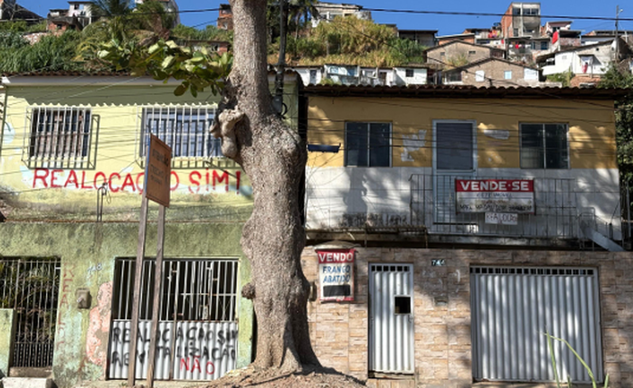 Abandonados, moradores pedem para ser realocados e tentam vender seus imóveis