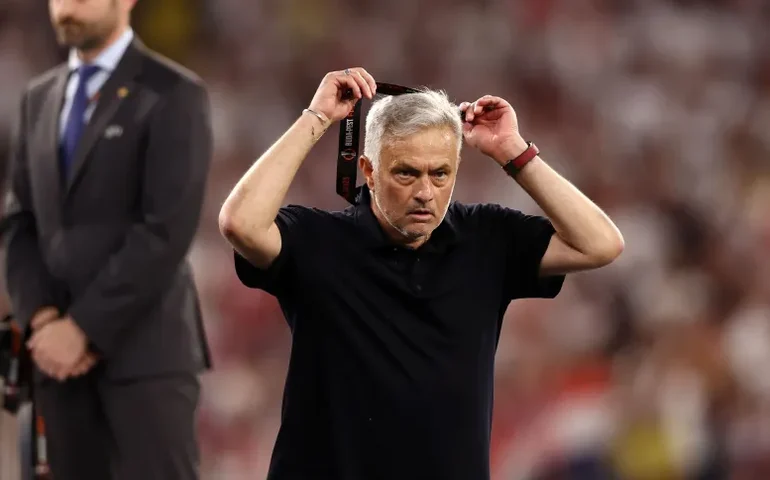 Mourinho é denunciado pela Uefa por insultos contra árbitro na final da Liga Europa