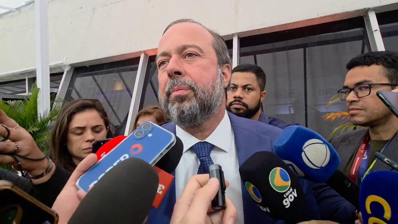 Brasil estava partindo para o isolamento mundial no governo Bolsonaro, afirma ministro Silveira