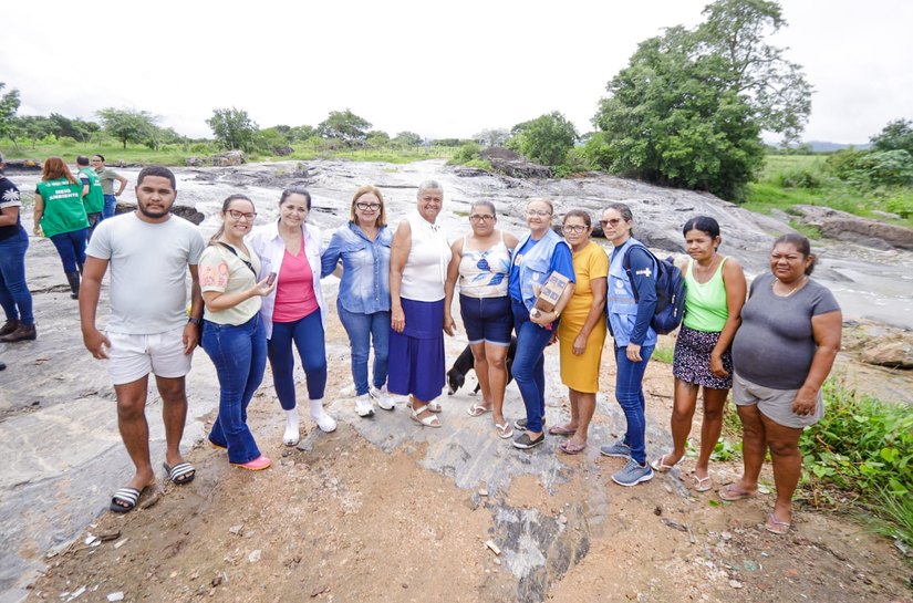 Prefeitura realiza limpeza no Rio Lunga e planta mudas no local, situado no Povoado Lages do Caldeirão