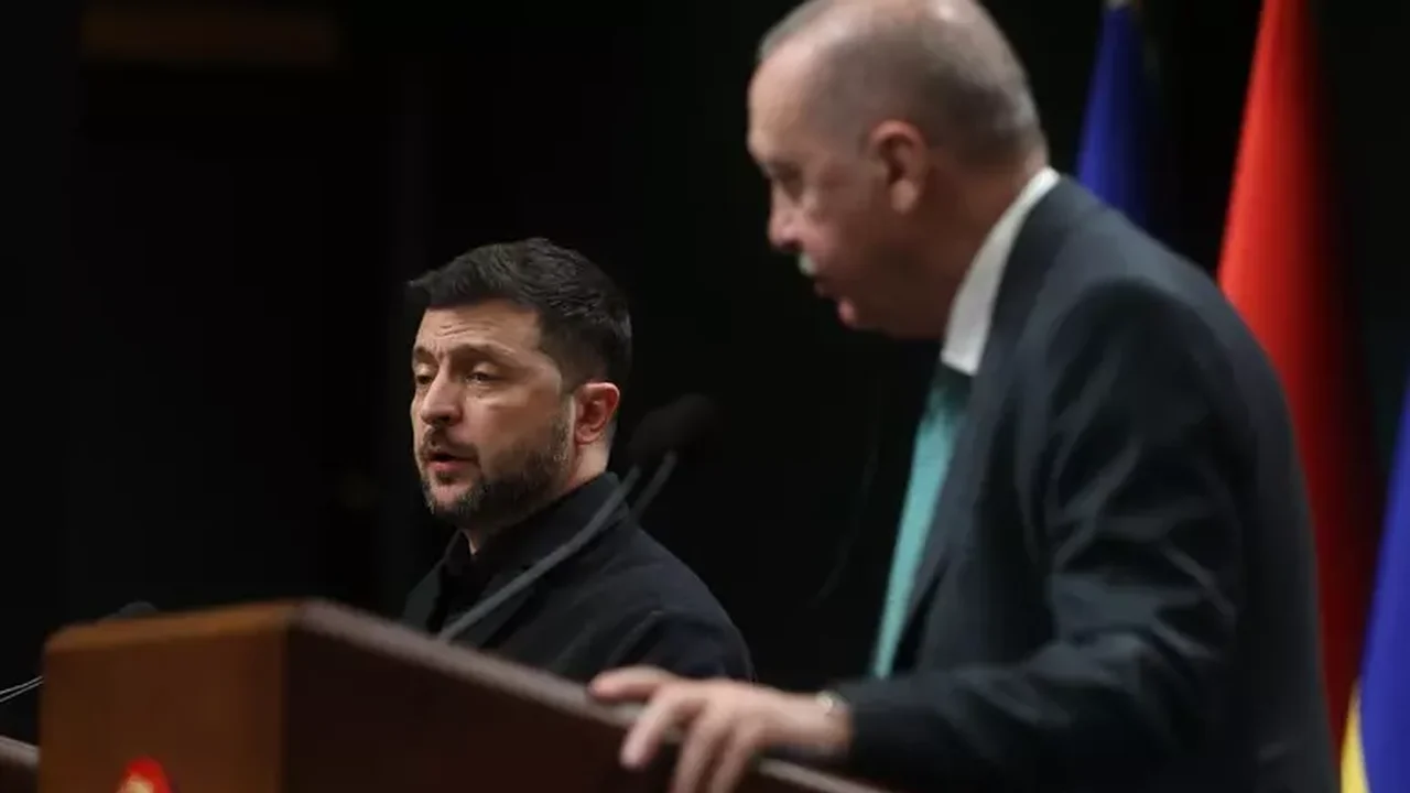Erdogan e Zelensky debatem guerra e mediação com Rússia