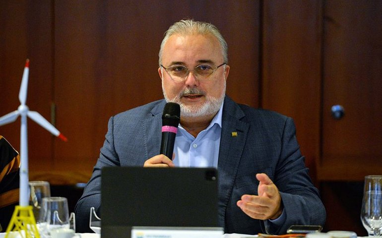 Presidente da Petrobras debate em comissões plano de atuação da empresa