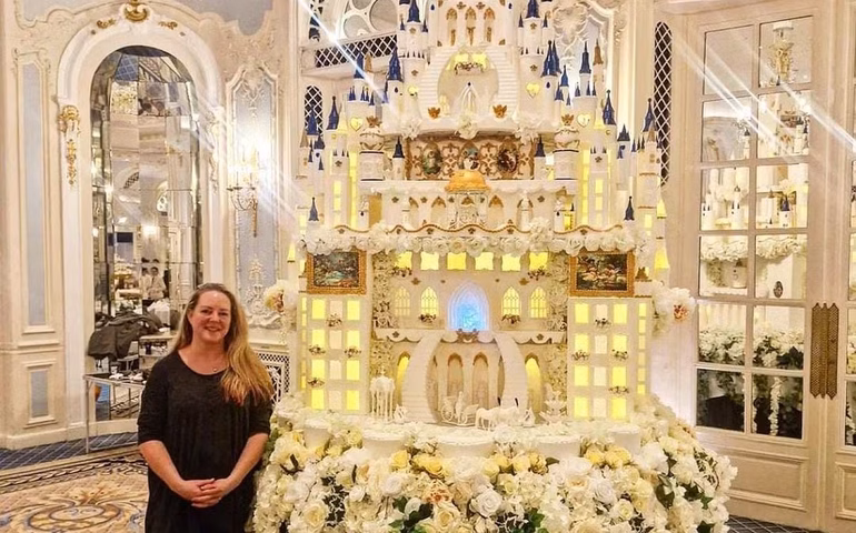 Confeiteira faz bolo de casamento de R$ 80 mil e 4 metros de altura em formato de castelo