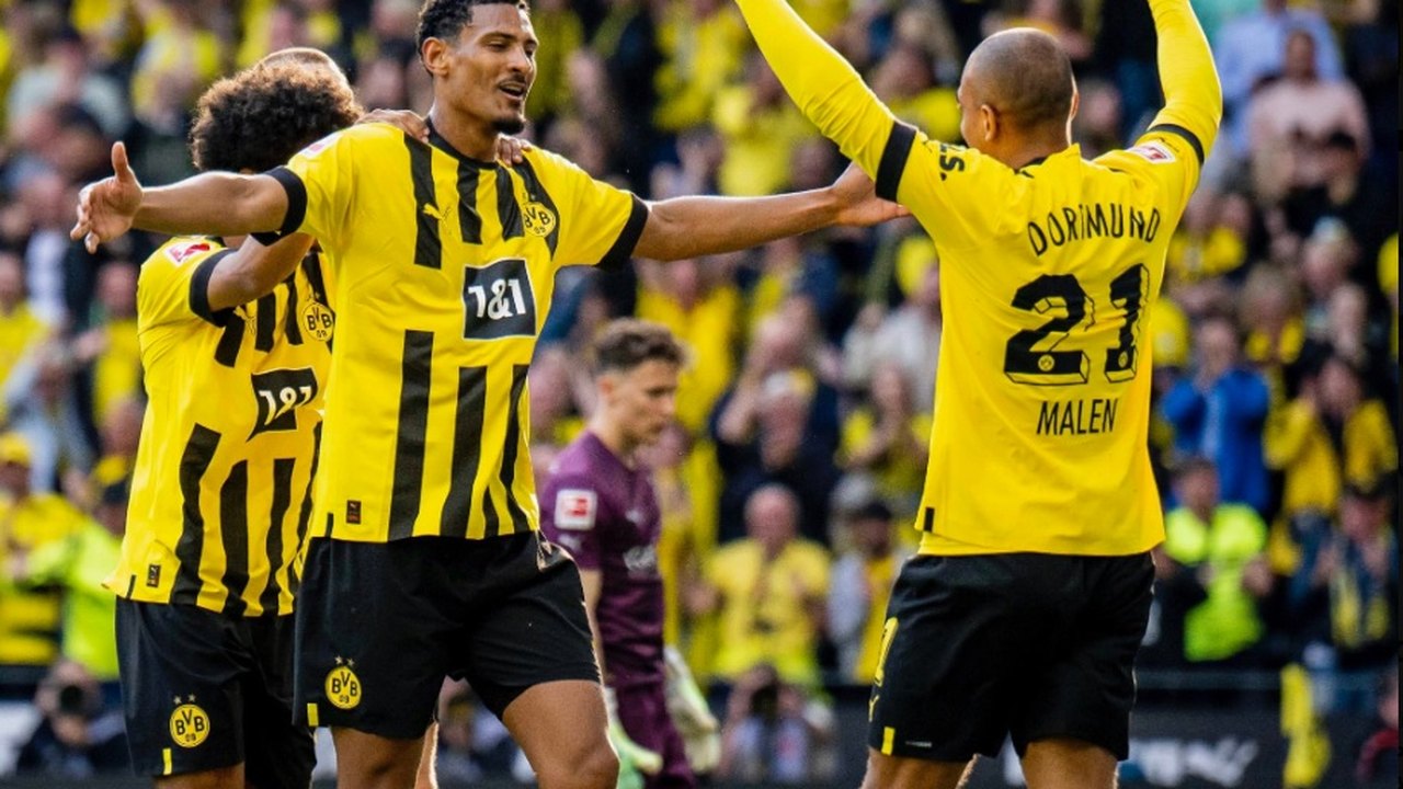 Borussia Dortmund goleia e mantém caça ao líder Bayern no Campeonato Alemão