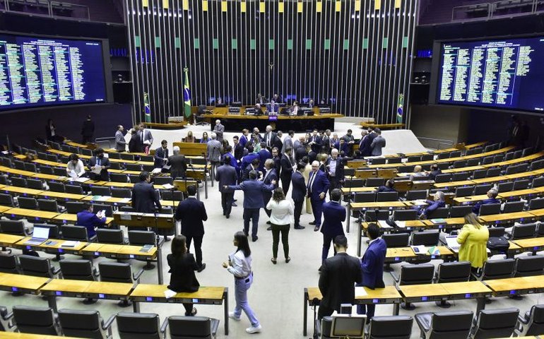 Câmara aprova urgência para mais dez projetos de lei e encerra sessão
