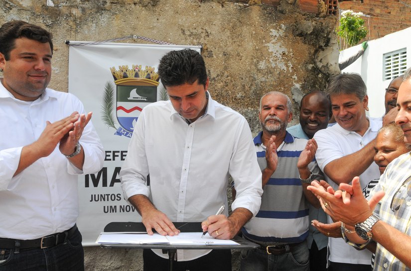 Prefeito Rui Palmeira assina ordem de serviço para obras em áreas de risco