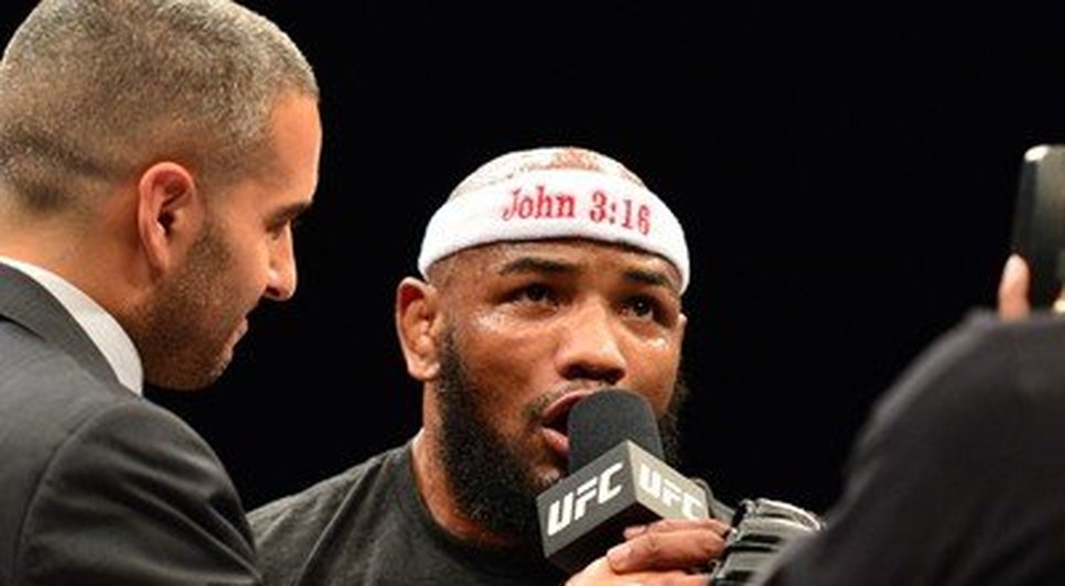 Yoel Romero e a faixa de João 3:16. - Foto: UFC