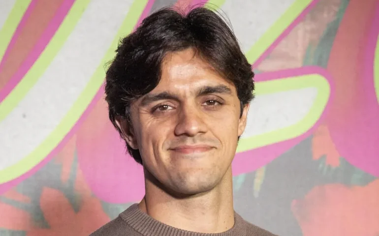 Felipe Simas revela tratar doença rara que pode provocar perda de visão