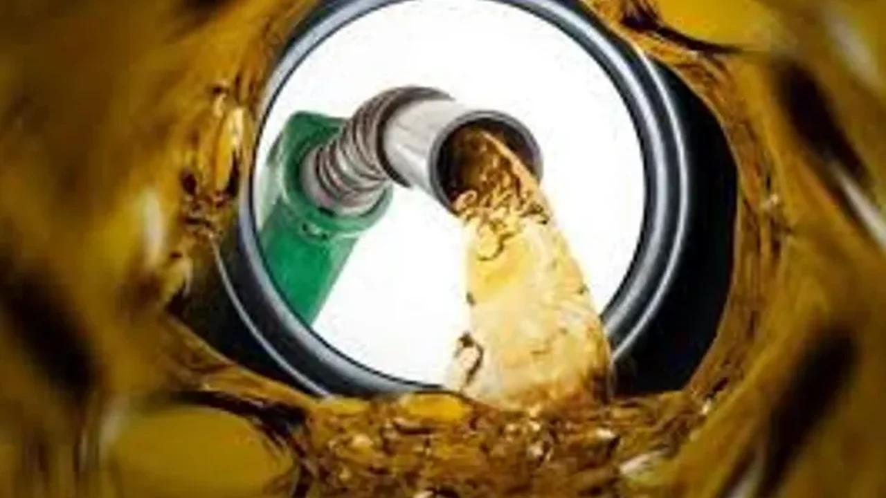 Gasolina nos EUA cai abaixo de US$ 4 com recuo do petróleo e acordo com o Irã