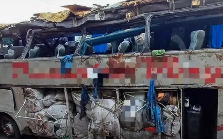 Delegado aponta superlotação e caronas em ônibus que tombou em Pernambuco