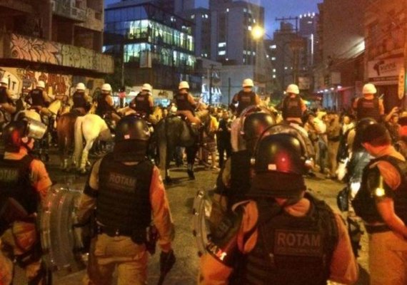 Bombas de efeito moral dispersam manifestantes em frente à PF de Curitiba