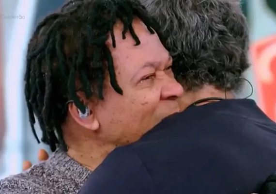 Djavan se emociona com homenagem no Caldeirão