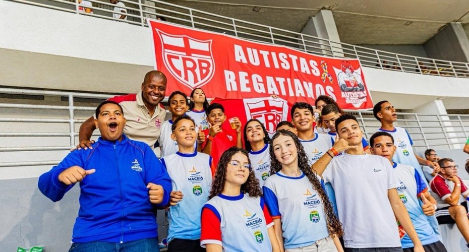 Estudantes acompanham partida no Rei Pelé entre CRB e Ponte Preta