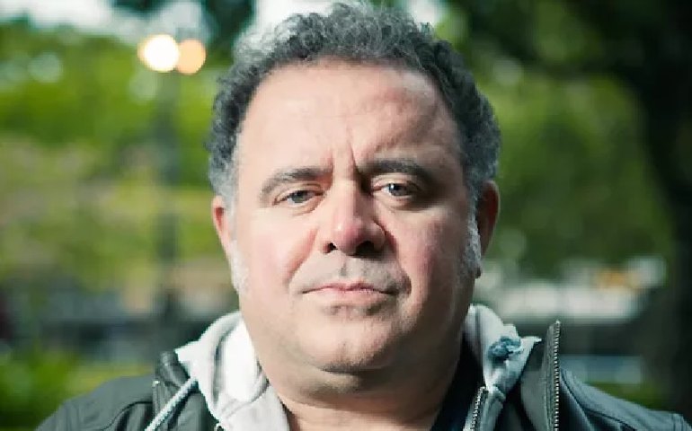 Leo Jaime descobre cisto maior do que um rim, mas tranquiliza: ‘Benigno’