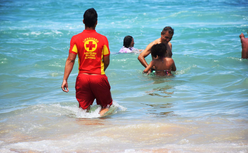 Bombeiros atendem criança que sofreu queimaduras por caravela na Praia do Francês