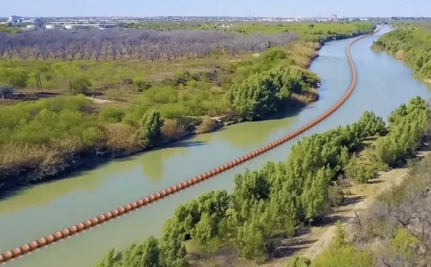 Boias na fronteira do Texas com o México: Criança de Honduras é uma das duas pessoas mortas